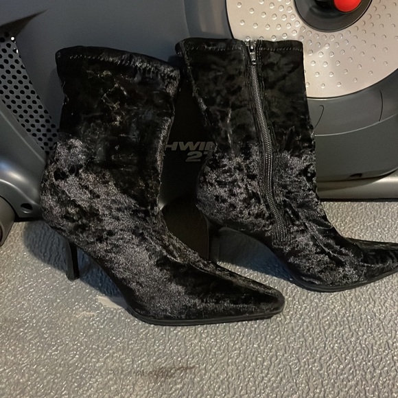 Velvet black booties heels pointed toe soft fabric lined size 6 OPEN To OFFERS - Picture 6 of 11